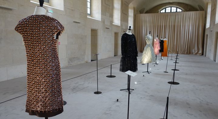 Balenciaga, robe en cloqué métallisé rebrodée de strass et de perles fantaisie
 (Corinne Jeammet)