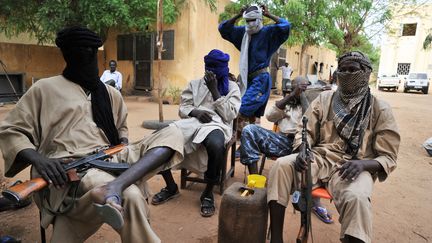 Des combattants islamistes du Mujao, le&nbsp;Mouvement pour l'unicit&eacute; et le jihad en Afrique de l'Ouest, &agrave; Gao (Mali), le 16 juillet 2012. (ISSOUF SANOGO / AFP)