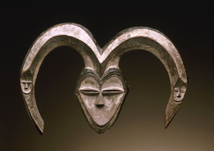 Masque, originaire du Gabon ou de la République du Congo, daté du XIXe ou début du XXe siècle, sans certitude. Bois et pigments. (Musée Barbier-Mueller 1019-15, photo studio Ferrazzini-Bouchet)