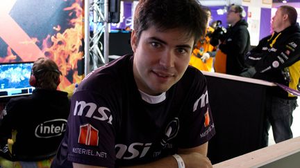 R&eacute;my Chanson, plus connu sous le pseudonyme de "Llewellys", est le manager de l'&eacute;quipe professionnelle de Starcraft&nbsp;II,&nbsp;Millenium. (FTVI / MILLENIUM)