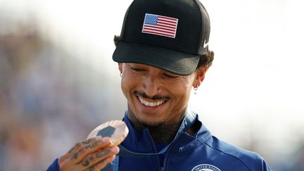 Le skateur américain Nyjah Huston, après l'épreuve de street skateboard masculin, à la Concorde, le 29 juillet 2024. (ODD ANDERSEN / AFP)