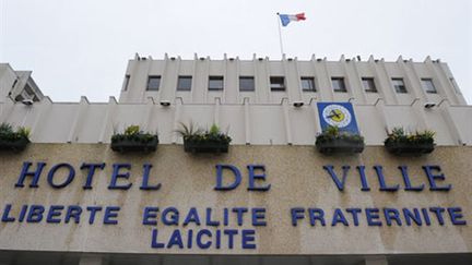 Le maire PS de Joué-lès-Tours a fait apposer la mention "Laïcité" au-dessous de la devise "Liberté-Egalité-Fraternité". (AFP PHOTO/ALAIN JO)