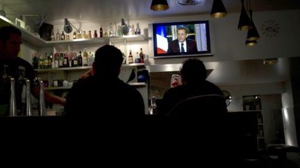 L'intervention de Nicolas Sarkozy jeudi dernier suivi dans un café (JEAN-PHILIPPE KSIAZEK / AFP)