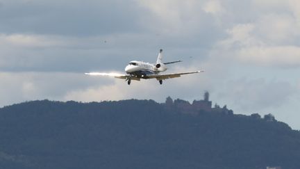 Un jet privé atterrit sur l'aérodrome de Colmar Houssen, le 25 mai 2022. (HERVE KIELWASSER / MAXPPP)