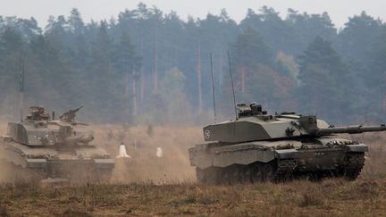 Des chars d'assaut britanniques Challenger 2, lors d'un exercice militaire sous commandement de l'Otan, en Pologne, le 16 octobre 2015. (TOMASZ WASZCZUK / PAP)