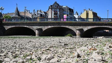 La lit de "La Savoureuse" à sec, à Belfort (Territoire-de-Belfort), le 12 août 2022. (SEBASTIEN BOZON / AFP)