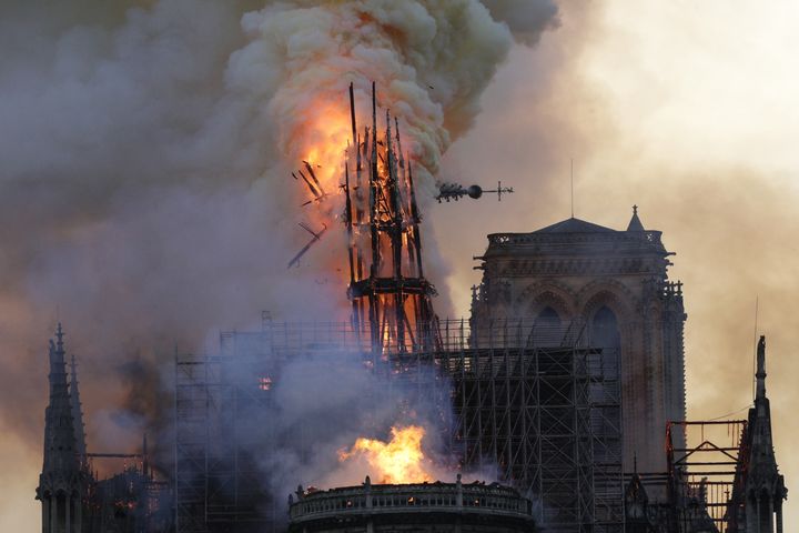 Le 15 avril 2019, lors de l'incendie de Notre-Dame de Paris, lorsque la flèche de la cathédrale cède et tombe sous l'assaut des flammes. (GEOFFROY VAN DER HASSELT / AFP)