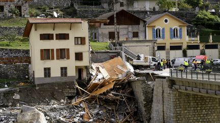 Une maison en partie emportée par la crue de la Vésubie, à Saint-Martin-de-Vésubie, le 6 octobre 2020.&nbsp; (NICOLAS TUCAT / AFP)