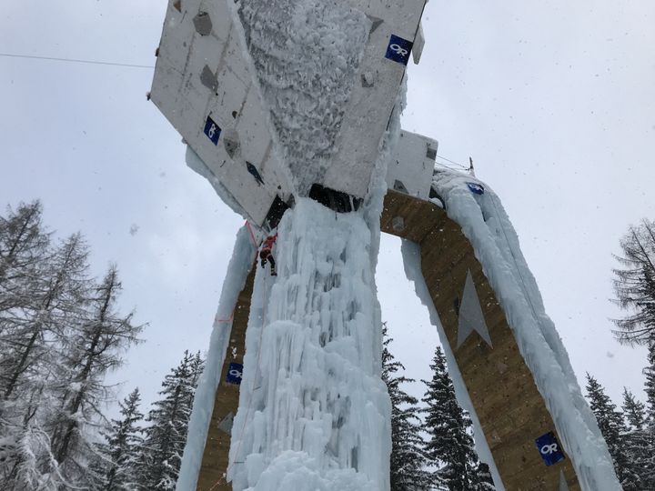 La Tour de glace de Champagny-en-Vanoise est un site unique en Europe : plus de 20 mètres de haut avec des parois englacées qu'il faut gravir avec des crampons et des piolets. (JÉRÔME VAL / FRANCE-INFO)