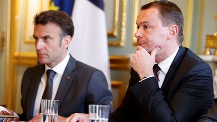 Le président de la République Emmanuel Macron (à gauche) et le ministre du Travail Olivier Dussopt (à droite) à l'Elysée, le 18 avril 2023. (STEPHANIE LECOCQ / POOL)