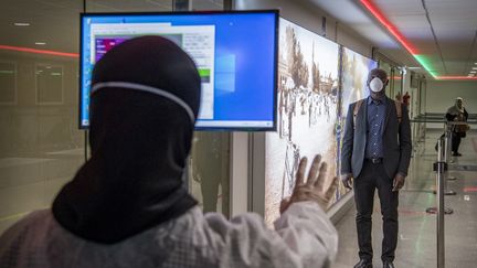 Des agents de santé marocains scannent les passagers en provenance d’Italie à la recherche du coronavirus à l’aéroport international Mohammed V de Casablanca, le 3 mars 2020. (FADEL SENNA / AFP)