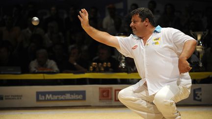 Philippe Quintais joue la finale du "Mondial La Marseillaise", le 9 juillet 2009 sur le vieux port de Marseille.&nbsp; (ANNE-CHRISTINE POUJOULAT / AFP)