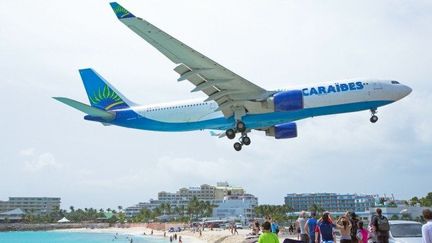 Avion d'Air Caraïbes avant son atterrissage à l'aéroport international de Juliana dans la partie hollandaise de Saint-Martin (STEPHANE FRANCES / AFP)