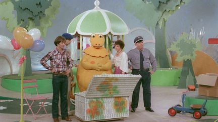 Patrick Bricard, Casimir, Eliane Gauthier et Jean-Marie Bon sur le plateau de "L'Île aux enfants" en 1976. (JEAN PIERRE LETEUIL / INA VIA AFP)