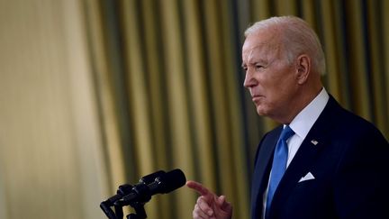 Joe Biden s'exprime sur la situation sanitaire depuis la Maison Blanche (Washington), le 21 décembre 2021. (BRENDAN SMIALOWSKI / AFP)