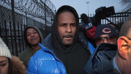 Le chanteur R. Kelly quitte la prison de Cook County, à Chicago, le 25 février 2019. (SCOTT OLSON / GETTY IMAGES NORTH AMERICA / AFP)