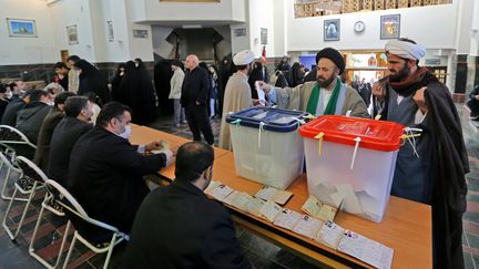 Un bureau de vote dans la banlieue sud de Téhéran le 21 février 2020 (ATTA KENARE / AFP)