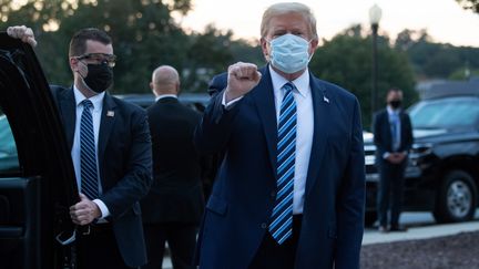 Donald Trump à sa sortie de l'hôpital le 5 octobre 2020. (SAUL LOEB / AFP)