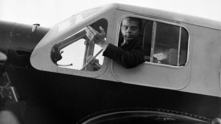 Aviateur et écrivain, Antoine de Saint-Exupéry, ici le 1er janvier 1936, a laissé un magnifique héritage au monde entier, "Le Petit Prince", toujours autant d'actualité. (KEYSTONE-FRANCE / GAMMA-KEYSTONE VIA GETTY IMAGES)