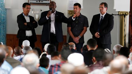 Le père&nbsp;Auguste Moanda s'adresse aux fidèles de la mosquée de&nbsp;Saint-Etienne-du-Rouvray (Seine-Maritime), le 29 juillet 2016.&nbsp; (CHARLY TRIBALLEAU / AFP)