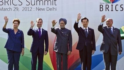 Les chefs d'Etat du Brésil et de Russie, Dilma Rousseff et Dmitri Medvedev, le Premier ministre indien Manmohan Singh, et les présidents chinois Hu Jintao et sud-africain Jacob Zuma, au 4e sommet des "Brics", le 29 mars 2012 à New Delhi. (AFP PHOTO / Prakash SINGH     )