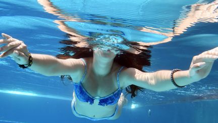 Un homme a été interpellé mardi pour avoir filmé des nageuses dans les vestiaires d'une piscine municipale en Seine-Maritime&nbsp;(photo d'illustration). (ULI DECK / DPA)