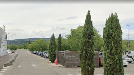 La victime a été découverte dans la nuit de mardi 23 au mercredi 24 mai 2023 sur le parking de hypermarché Leclerc de Bourg-lès-Valence. (GOOGLE MAPS)