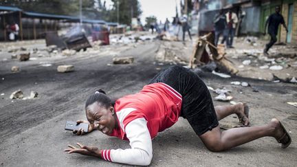 En signe de deuil pour les 16 personnes, dont une fillette de neuf ans, tuées dans les violences survenues entre l'annonce de la victoire du président sortant Uhuru Kenyatta, son adversaire Raila Odinga a demandé à ses partisans de ne pas travailler aujourd’hui et d'attendre l’annonce de sa stratégie mardi 15 août 2017. Le reste de la population de Nairobi, capitale de l'économie la plus dynamique d'Afrique de l'Est, qui avait des allures de ville morte depuis le scrutin du 8 août, a mis à profit ce répit pour commencer à reprendre une activité à peu près normale. (LUIS TATO / AFP)