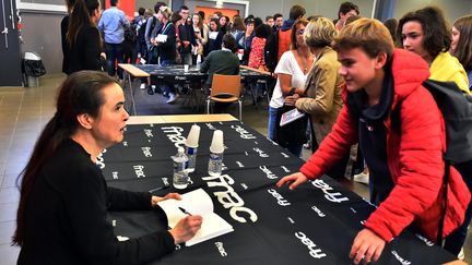 La romancière Amélie Nothomb rencontre des lycéens lors de l'étape à Toulouse du Prix Goncourt des Lycéens, le 14 octobre 2019 (THIERRY BORDAS / MAXPPP)