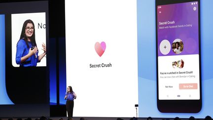 Une responsable de Facebook présente le service Facebook Dating, le 30 avril 2019, à San José (Californie, Etats-Unis). (STEPHEN LAM / REUTERS)