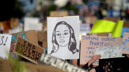 Une pancarte à l'effigie de Breonna Taylor brandie lors d'une manifestation contre les violences policières racistes à Hollywood (Californie, Etats-Unis), le 7 juin 2020. (AGUSTIN PAULLIER / AFP)