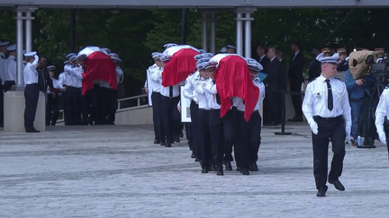 Hommage national à Roubaix : l'émotion des anonymes et collègues des trois policiers tués (France 2)