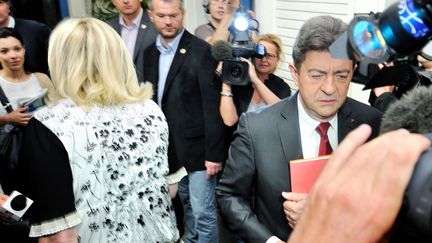 Marine Le Pen et Jean-Luc M&eacute;lenchon, le 2 juin 2012 dans les studios de France 3 Nord-Pas-de-Calais. (PHILIPPE HUGUEN / AFP)