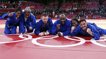 "La médaille d'or, c'est bien beau, mais après, concours de ventriglisse sur le tatami, hein !" (JACK GUEZ / AFP)