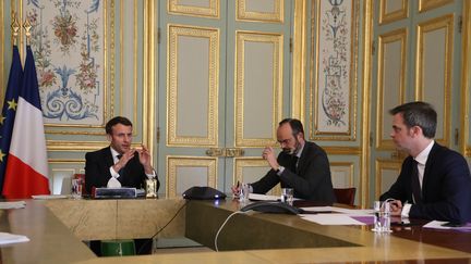 Emmanuel Macron, Edouard Philippe et Olivier Véran, le 24 mars 2020. (LUDOVIC MARIN / POOL)