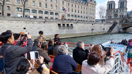 &nbsp; (Balade touristique en bateau-mouche sur la Seine en mars 2016 © MaxPPP)