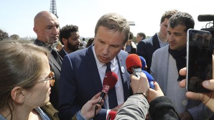 Nicolas Dupont-Aignan à la marche citoyenne des oubliés, organisée par l'Association des paralysés de France, à Paris, le 11 avril 2017. (JACQUES DEMARTHON / AFP)