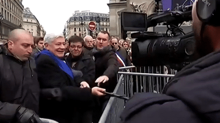 L'ancien vice-pr&eacute;sident du FN Bruno Gollnisch, le 1er mai 2015 &agrave; Paris, lors de son altercation avec une &eacute;quipe du Petit Journal de Canal+. ( YOUTUBE)