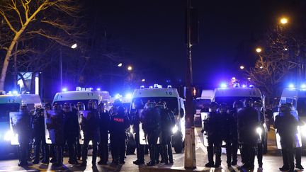 Des forces de l'ordre lors d'une manifestation contre la réforme des retraites à Paris, le 21 mars 2023. (LUDOVIC MARIN / AFP)