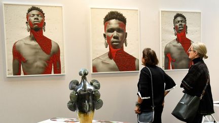 "Ma'leven" de l'artiste sud-africain Sakhile Cebekhul exposé à la Foire AKAA (Also Known as Africa) au Carreau du Temple à Paris du 9 au 11 novembre 2019. (BERTRAND GUAY / AFP)