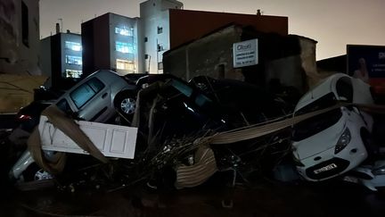 Voitures, portes et autres objets entassés par l'eau dans une rue dans la banlieue de Valence, en Espagne, victime d'inondations monstres, le 30 octobre 2024. (NICOLAS TEILLARD / RADIO FRANCE)