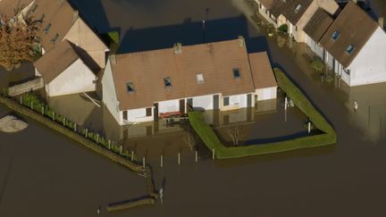 La ville de Setques (Pas-de-Calais) complètement inondée, le 11 novembre 2023, après des pluies torrentielles qui ont touché le département. En six jours, les précipitations ont atteint des niveaux supérieurs à ce qui est d'habitude enregistré lors de l'ensemble des mois d'octobre et de novembre. Au total, 214 communes ont été classées en état de catastrophe naturelle. (ANTHONY BRZESKI / AFP)