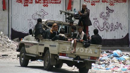 Des combattants de la R&eacute;sistance populaire, le 21 mai 2015, dans les rues de Ta&euml;z (Y&eacute;men). (ABDEL RAHMAN ABDALLAH / AFP)