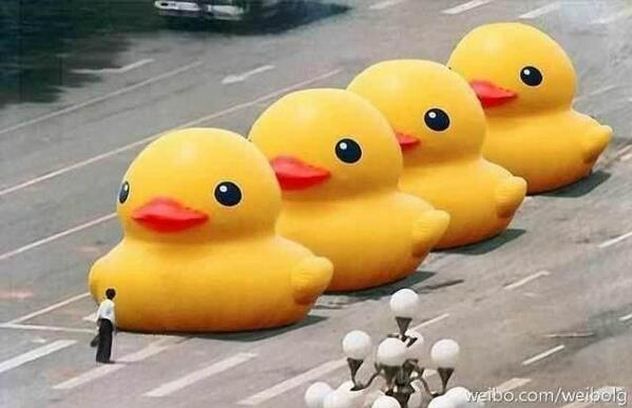 Détournement de la photo «L'homme de Tiananmen», avec des gros canards jaunes à la place des chars, postée sur le réseau social Weibo puis sur Twitter. (Capture d&#039;écran Twitter / DR)