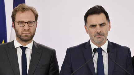 Antoine Armand, le ministre de l'Economie (à gauche), et Laurent Saint-Martin, le ministre chargé du Budget, lors du compte-rendu du Conseil des ministres, à Paris, le 10 octobre 2024. (LUDOVIC MARIN / AFP)