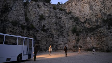 Les acteurs  de la pièce "Le Jardin des délices" de Philippe Quesne, se produisent lors d'une répétition générale avant le début du 77e Festival international de théâtre d'Avignon à la Carrière de Boulbon près d'Avignon le 4 juillet 2023. (NICOLAS TUCAT / AFP)