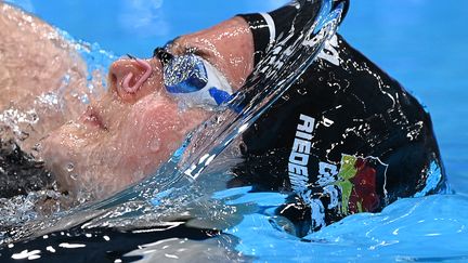 Une auréole d'eau chlorée pour la nageuse allemande&nbsp;Laura Riedemann lors du 100 m dos. (OLI SCARFF / AFP)