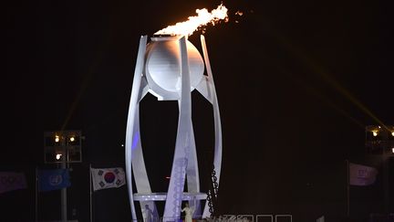 La&nbsp;patineuse artistique&nbsp;sud-coréenne&nbsp;Kim Yu-na allume la flamme olympique dans le stade de Pyeongchang, le 9 février 2018. (JAVIER SORIANO / AFP)