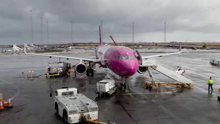 Un avion de la compagnie WOW Air à l'aéroport de Keflavik.&nbsp; (FRANK DUENZL / PICTURE ALLIANCE)