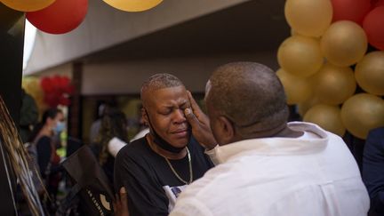 LaTonya Floyd&nbsp;s'est montrée très émue lors d'un lâcher de ballons en mémoire de son frère à Austin, ville du Texas où il avait passé la majeure partie de sa vie. (MARK FELIX / AFP )